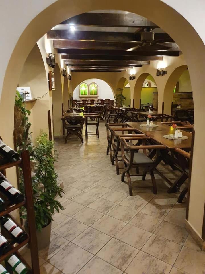בית הארחה Excalibur A Restaurace Moravská Třebová