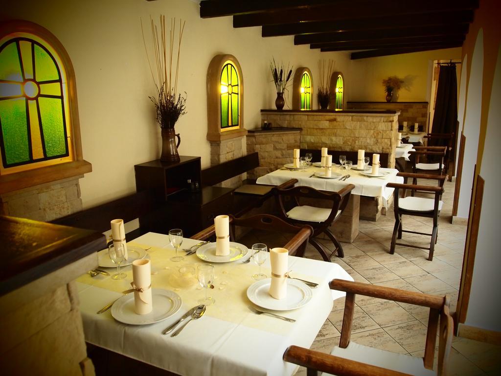 בית הארחה Excalibur A Restaurace 3*